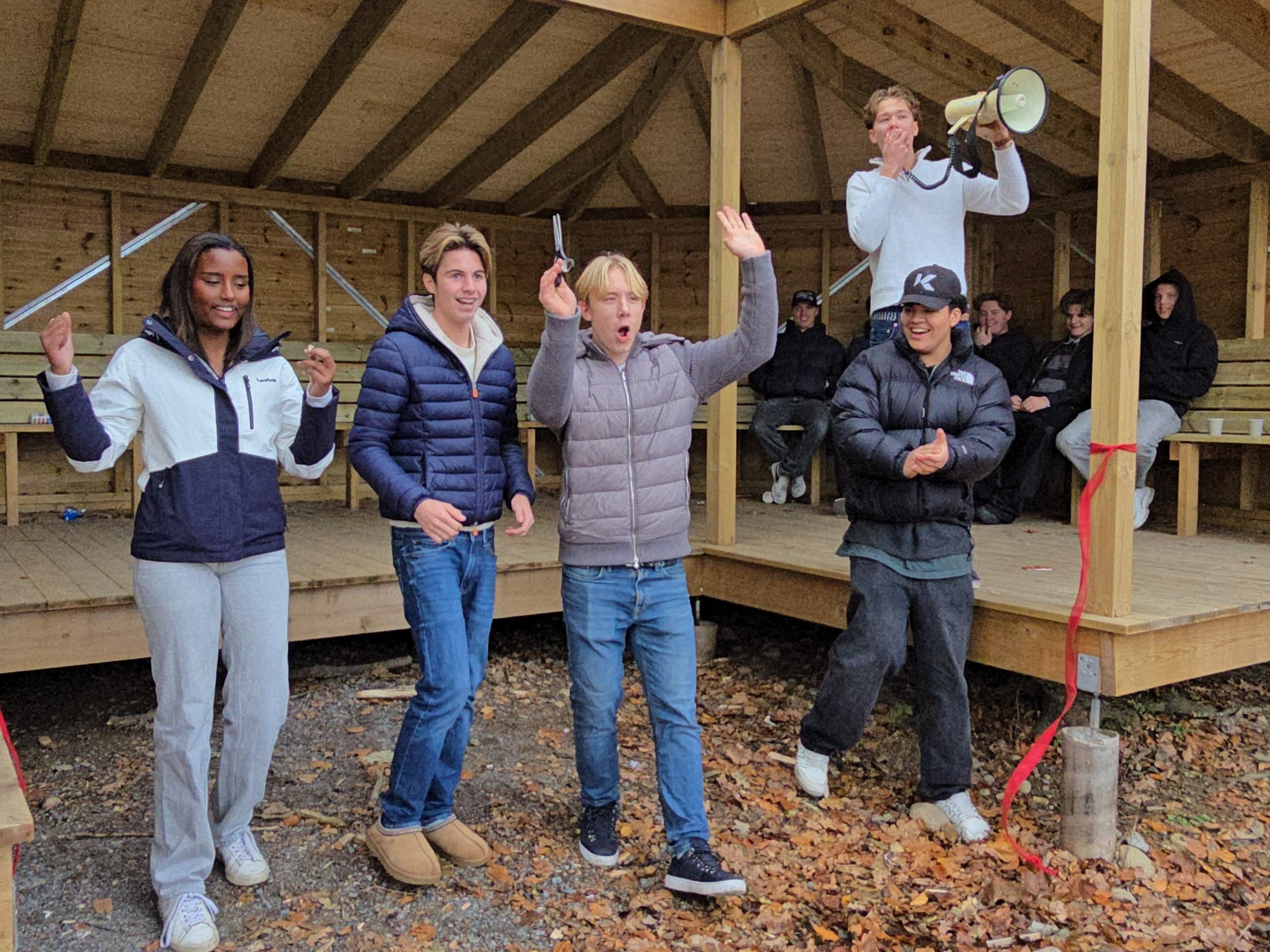 Åpnet gapahuken de har bygget sammen